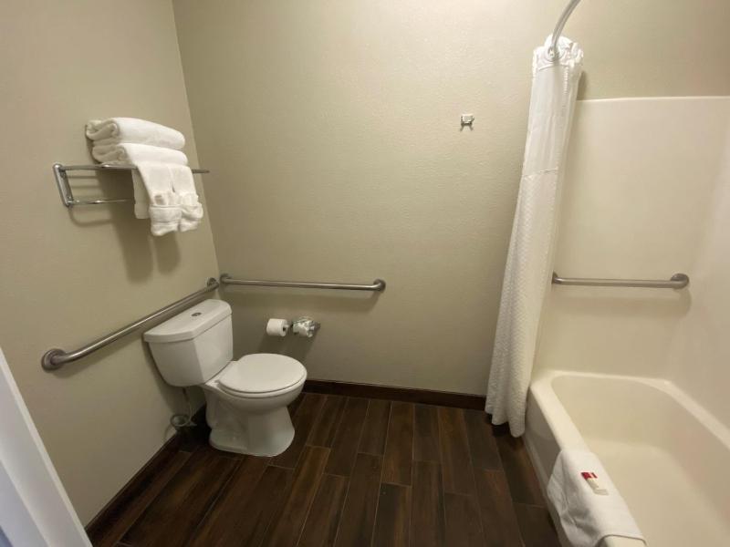 1 Queen Bed, Mobility Accessible Room with Bathtub Grab Bars, Non-Smoking image 2