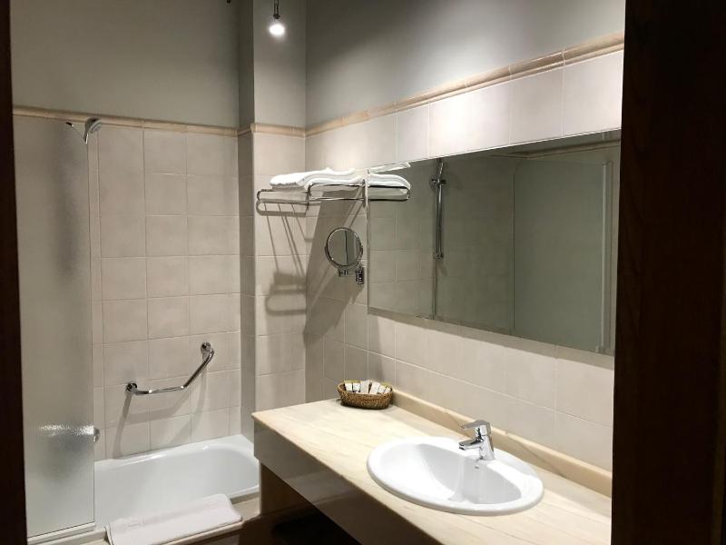 Double or Twin Room with Spa Access image 1