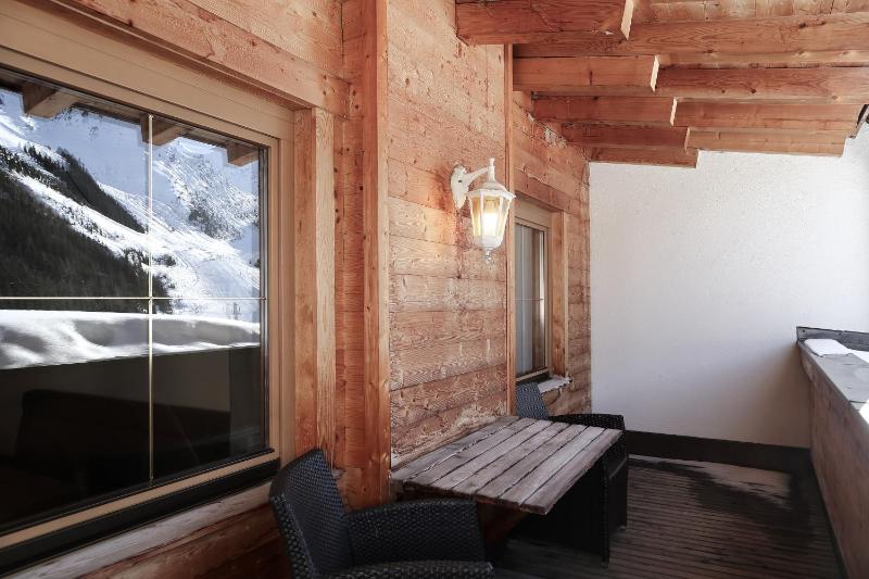 Three-Bedroom Apartment with Bunk Bed image 2