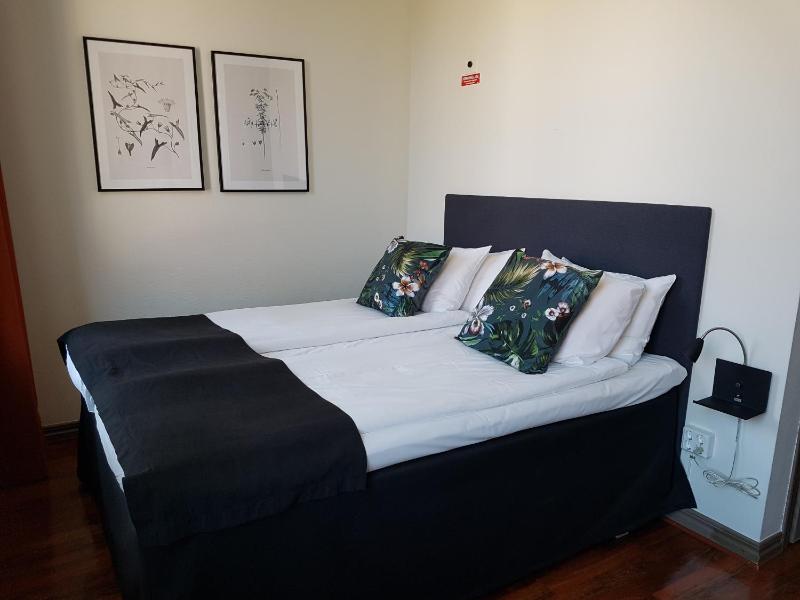 Budget Twin Room image 4