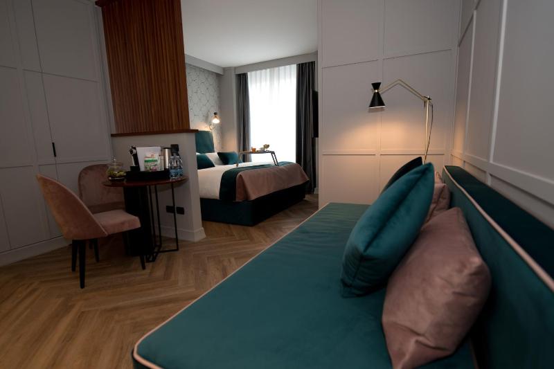Deluxe King Room image 1