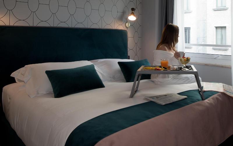 Deluxe King Room image 3