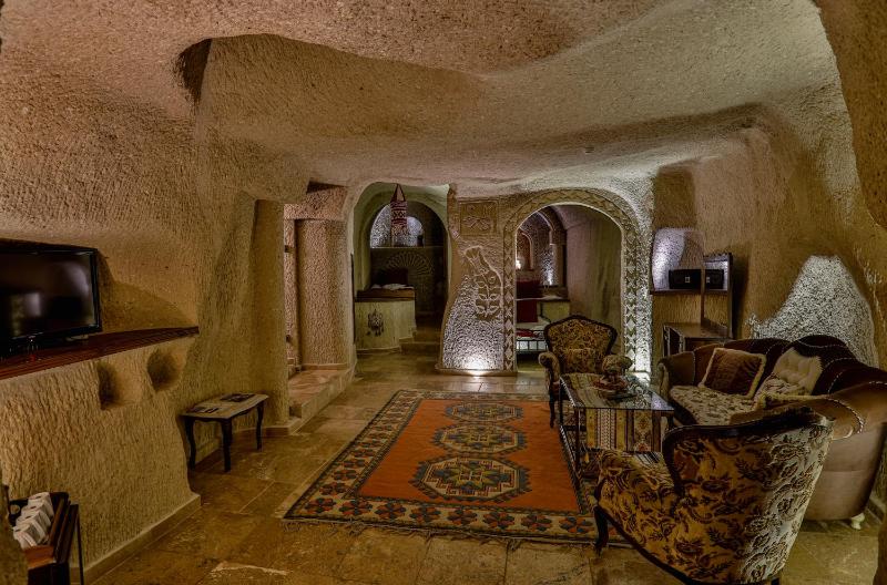 Deluxe Cave Family Suite image 1