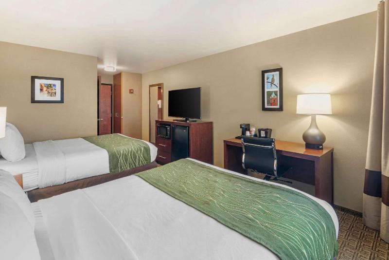 Queen Room with Two Queen Beds - Non-Smoking image 3