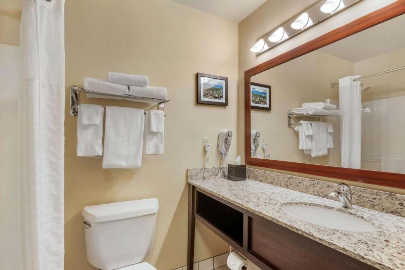 Queen Room with Two Queen Beds - Non-Smoking image 2