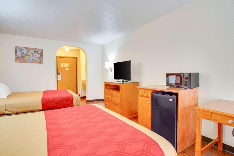 Queen Room with Two Queen Beds - Non-Smoking image 2