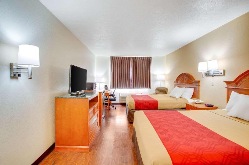 Queen Room with Two Queen Beds - Non-Smoking image 3