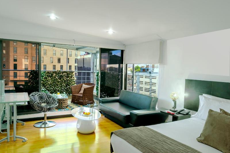 Hotel Regency Suites La Feria - image 8