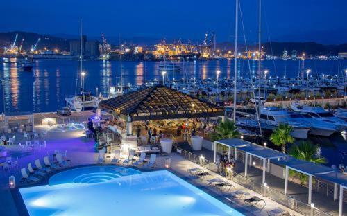 Bed & Boat Holiday Images