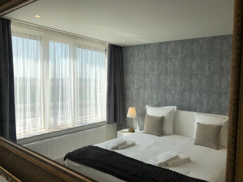 Family Suite with Balcony image 4
