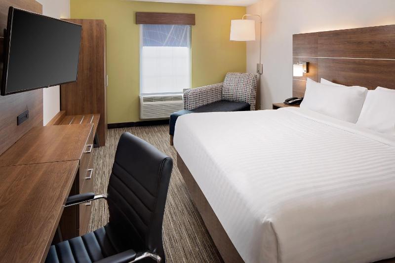 Standard King Room image 2