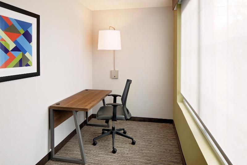 Standard King Room with Accessible Tub - Mobility Access image 3