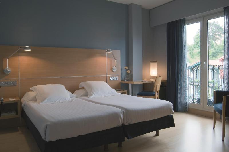 Double or Twin Room image 4