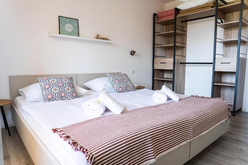 One-Bedroom Apartment with Balcony and Lake View image 4