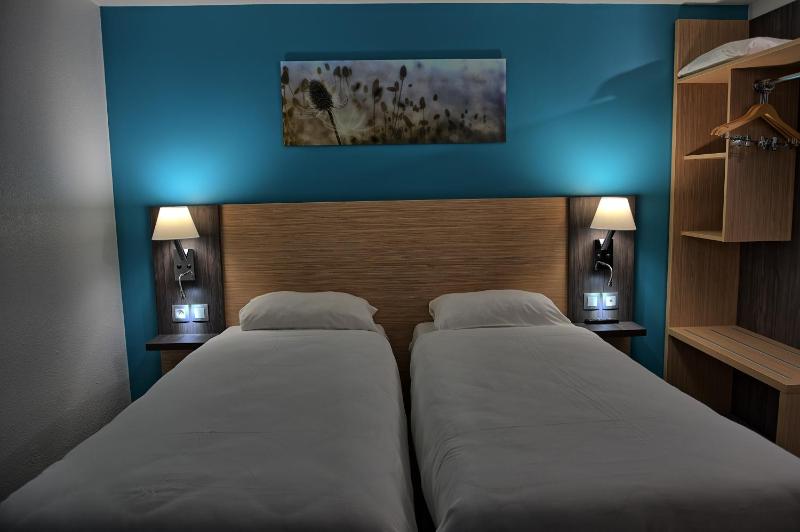 Classic Twin Room image 3