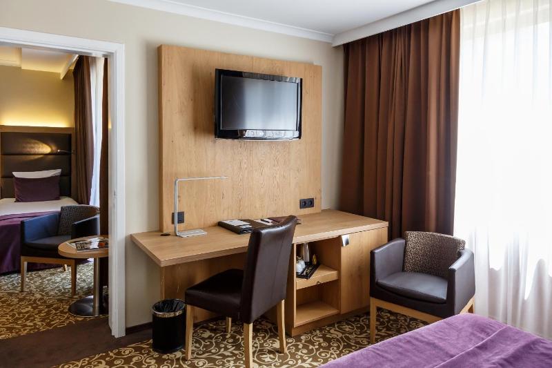 Family Room (2 Adults + 2 Children) image 4