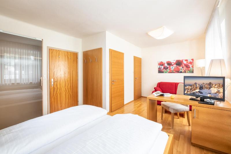 Standard Double Room image 3