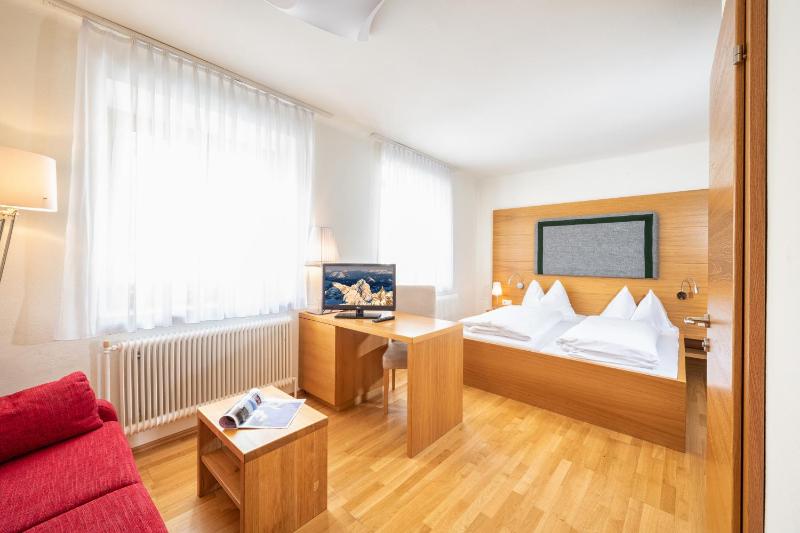 Standard Double Room image 4