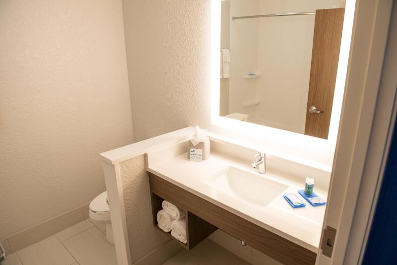 Standard King Room image 1