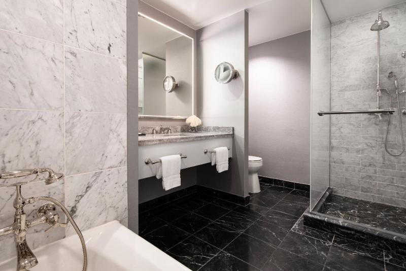 Premier King Room with City View image 3