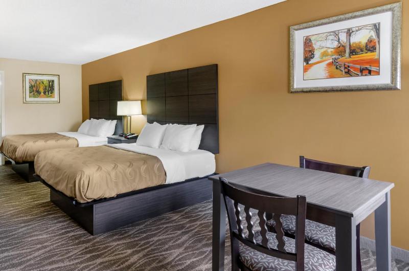Standard Queen Room and Whirlpool - Non-Smoking image 3