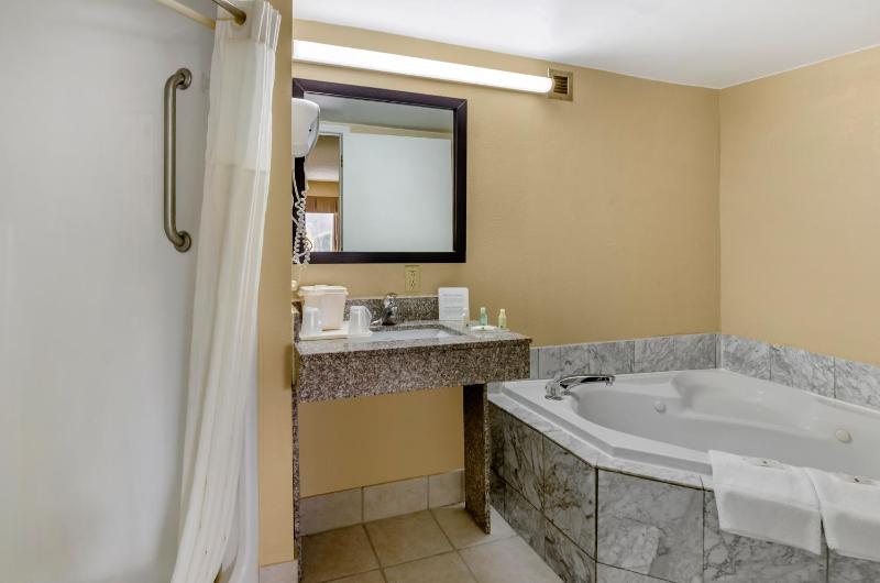 Standard Queen Room and Whirlpool - Non-Smoking image 2