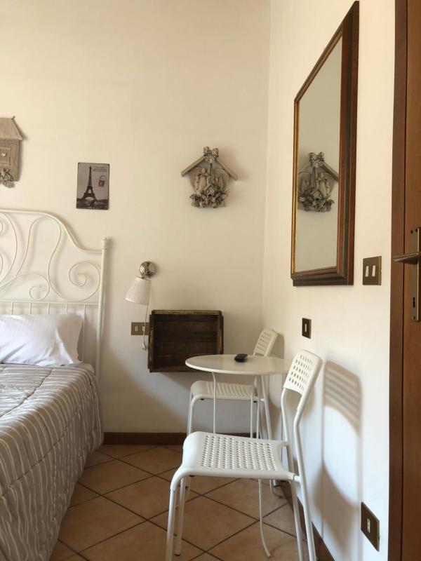 Double Room with Shared Bathroom image 4