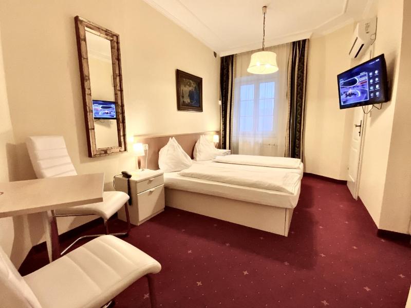 Small Double Room image 3