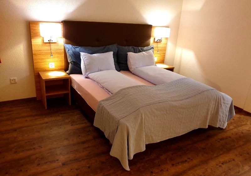 Double Room image 4