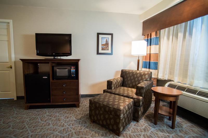 Standard King Room image 3
