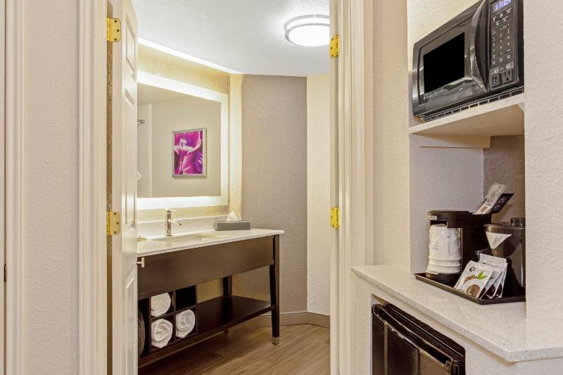 King Room with Bath Tub - Mobility Accessible/Non-Smoking image 3