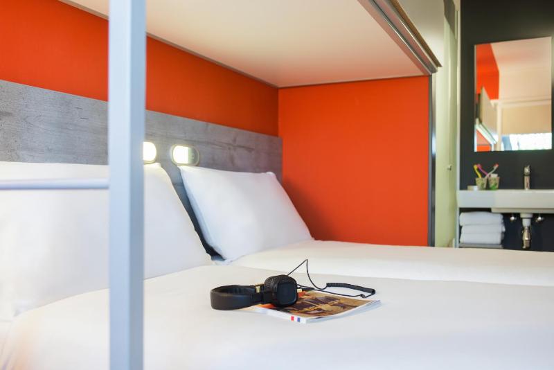 Standard Room with Two Single Beds and One Bunk Bed image 3
