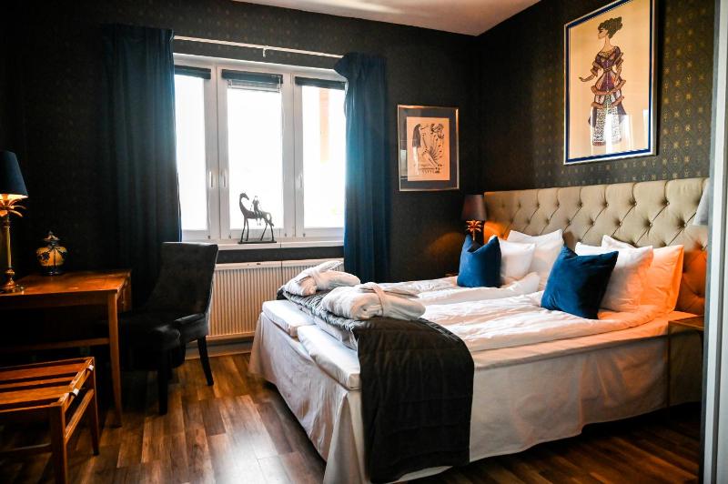 Double or Twin Room image 3