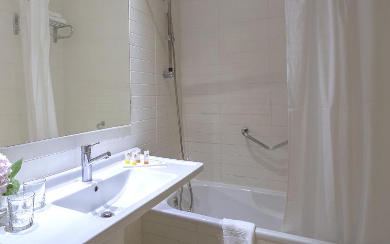 Double Room with Sea View image 4