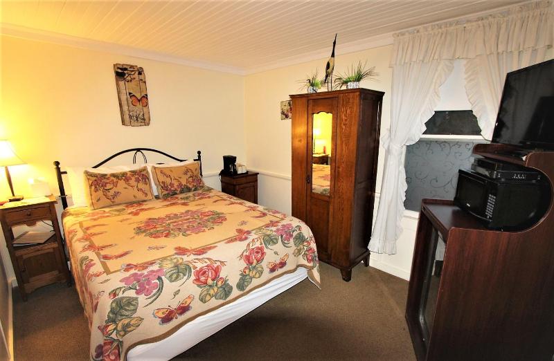 1 Queen Bed, Room #1 (NO Pets) image 3