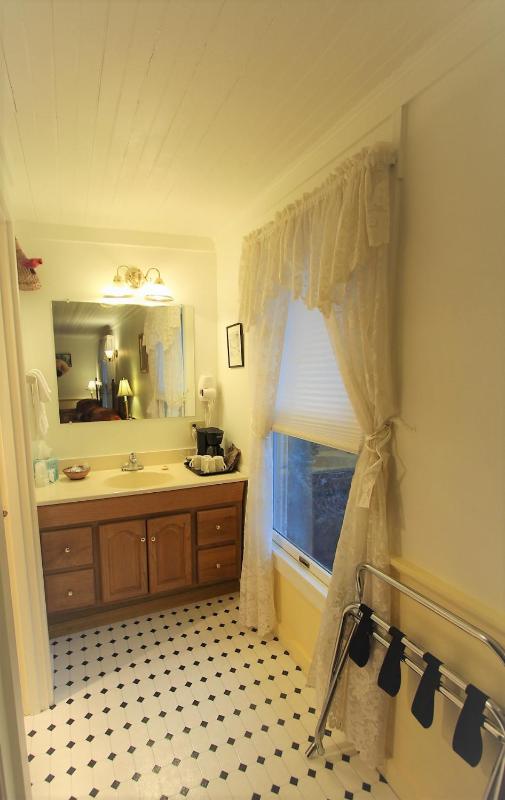 Standard room with 2 Queen Beds, Room #4 (NO Pets) image 3