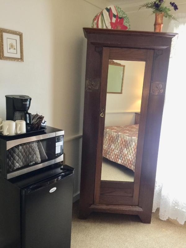 Standard Room With 2 Queen Beds, Room #7 (NO Pets) image 3