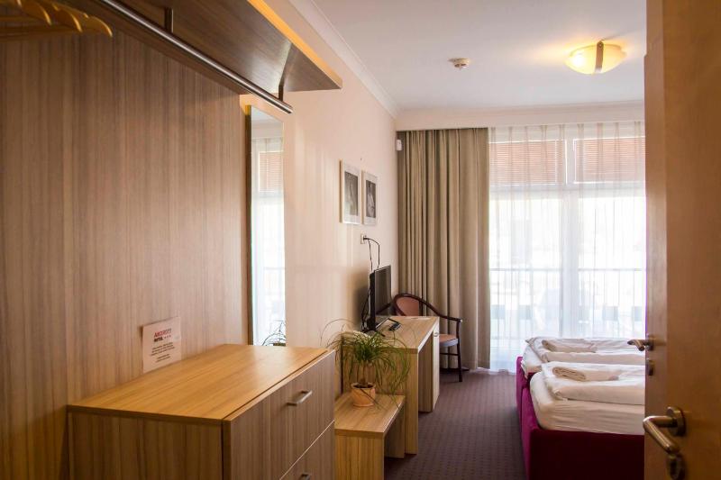 Double Room image 3