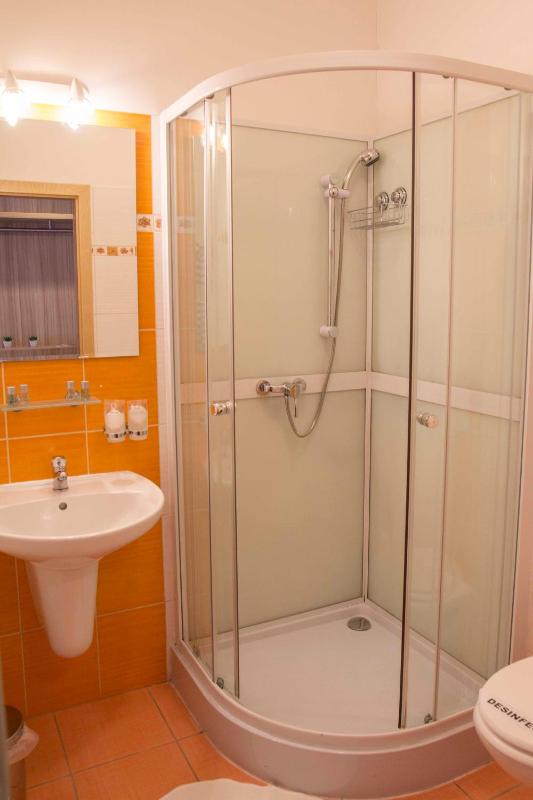 Twin Room image 4