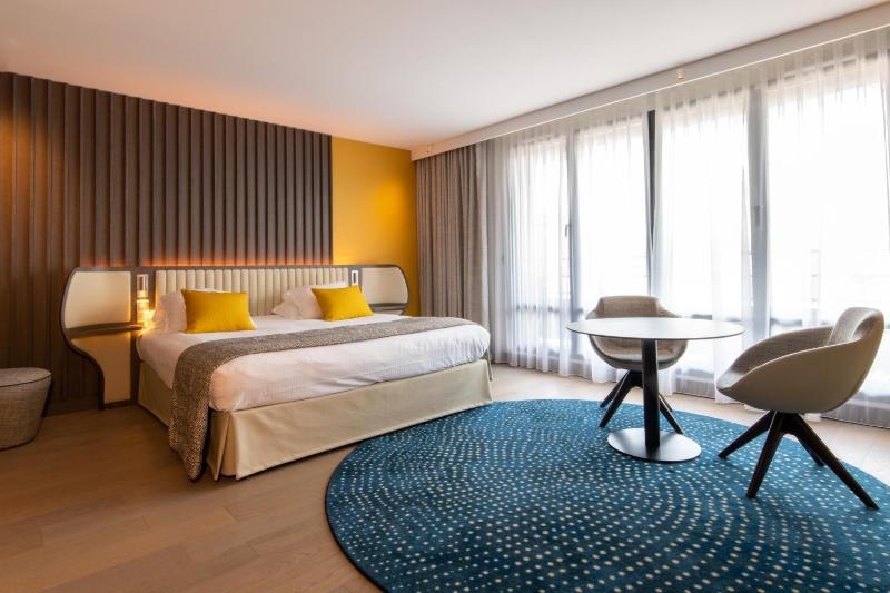 Deluxe Room with King Bed image 1