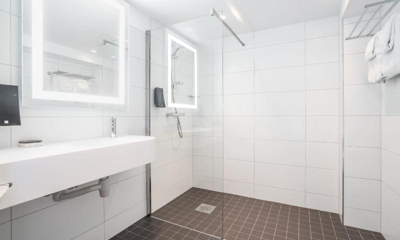 Deluxe Double or Twin Room image 2