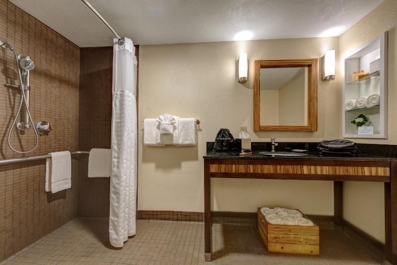Queen Room with Two Queen Beds - Accessible/Non-Smoking  image 4