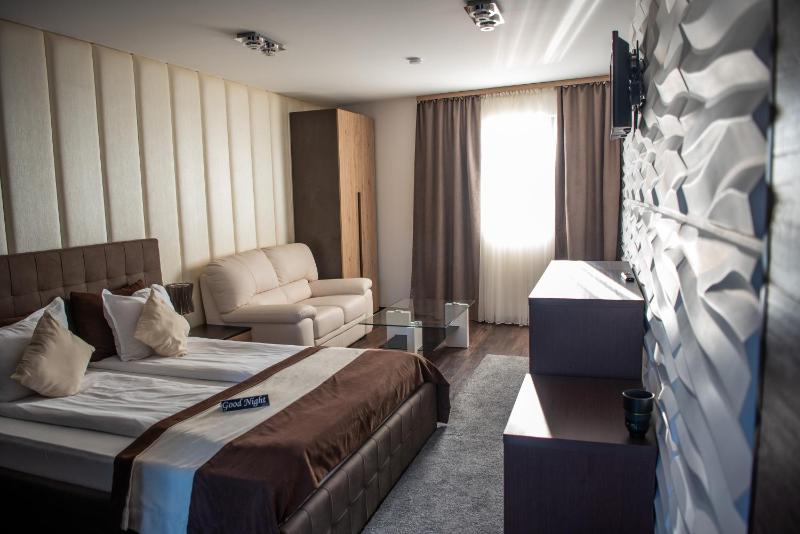 Double Room with Lake View image 4