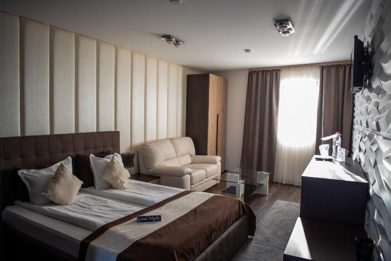 Double Room with Lake View image 3