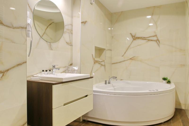 Suite with Spa Bath image 2