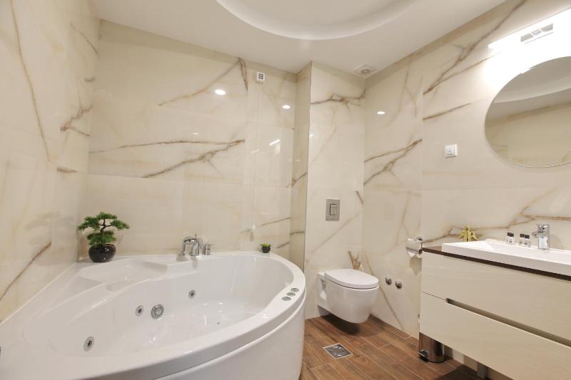 Studio with Spa Bath image 2
