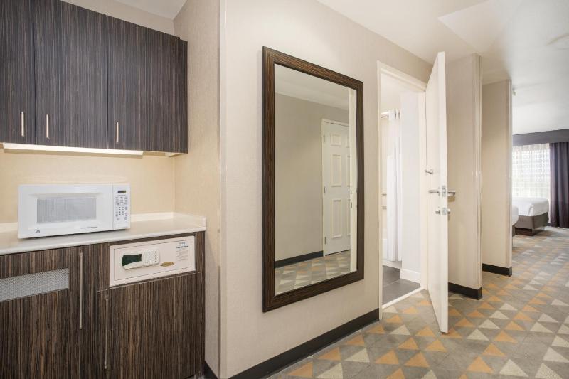 Room with Two Beds - Hearing Accessible - Non-Smoking image 3