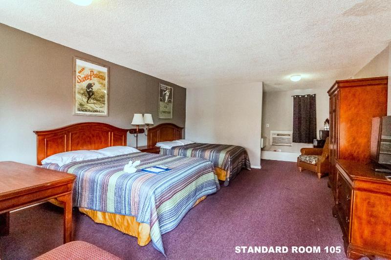 Queen Room with Two Queen Beds - Non-Smoking image 2