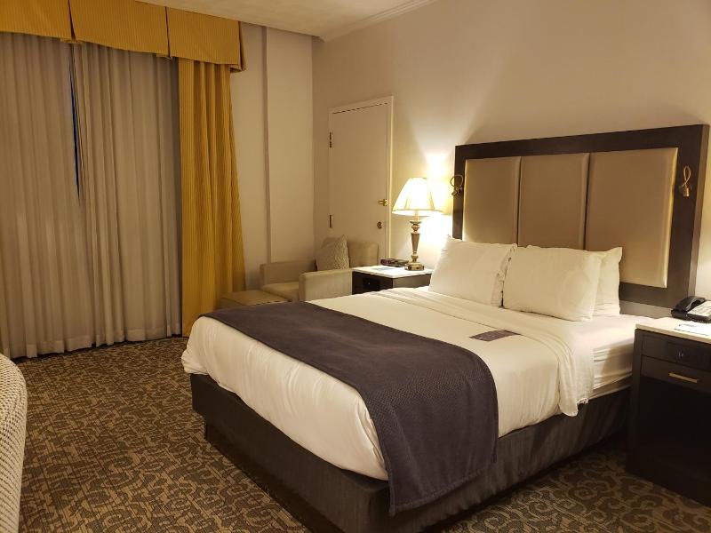 Queen Room image 2