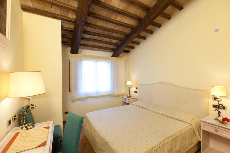 Standard Double Room image 4